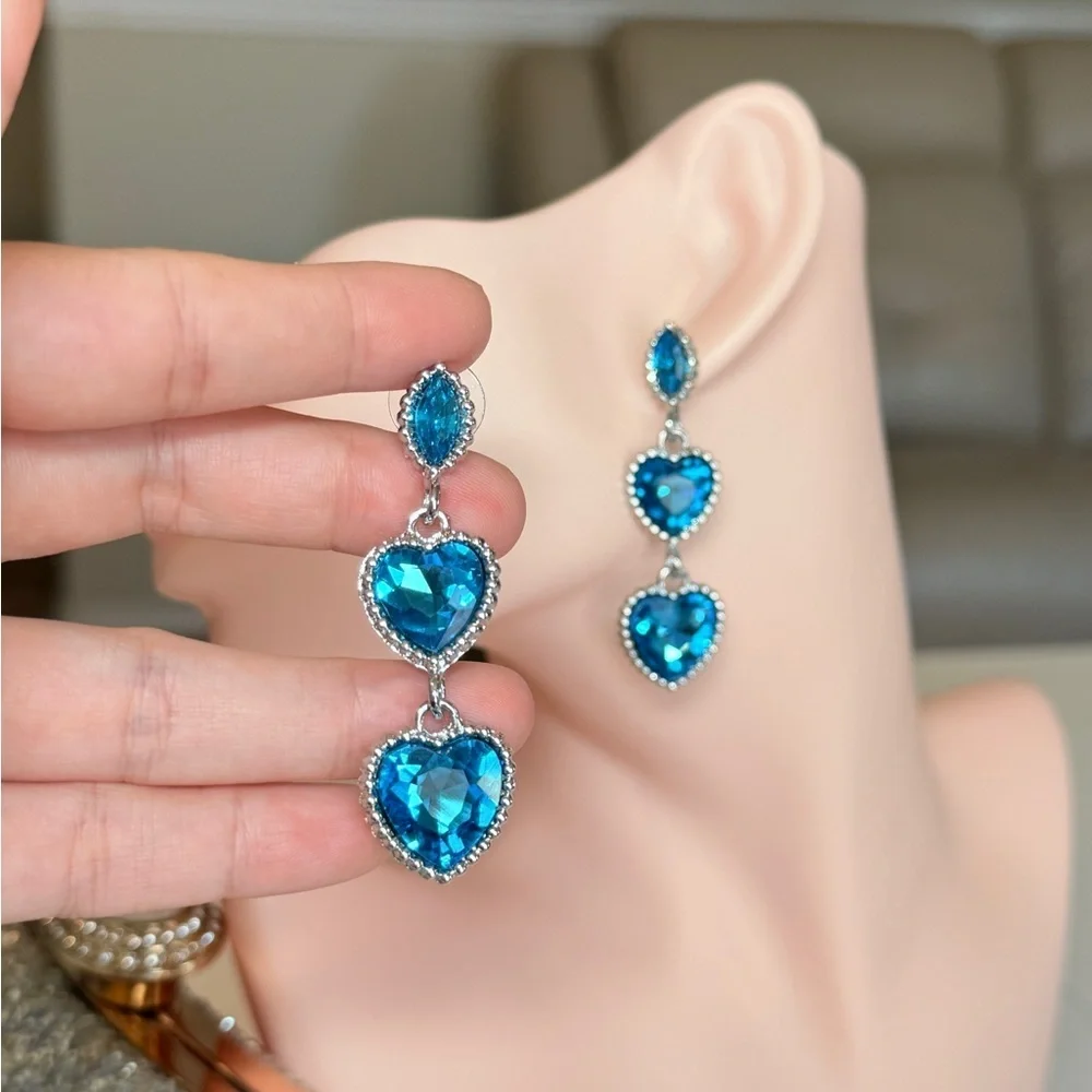 ⚜️ Elegant Blue Heart Drop Earrings